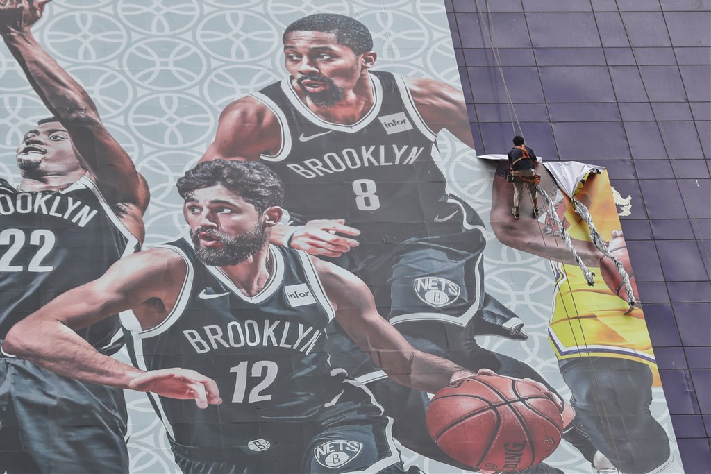 NBA推特風波,讓以美國為首的西方世界逐漸意識到大幅對中國開放、妥協,期望中國能逐步擁抱西方民主與普世價值的政策。圖為10月9日NBA在上海的巨幅海報被撤下。(中央社檔案照片)