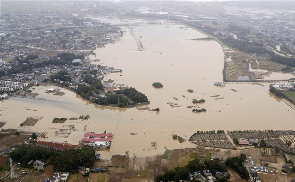 受颱風哈吉貝影響,埼玉縣入間川流域14日上午仍淹水,川越市老人養護中心(圖左下方處)也受波及。(共同社提供)