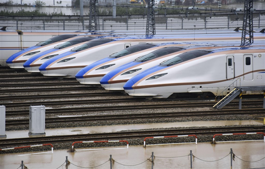 位於長野縣的JR東日本新幹線車輛中心14日上午10時左右仍受淹水影響,但水位已較前一日消退。(共同社提供)