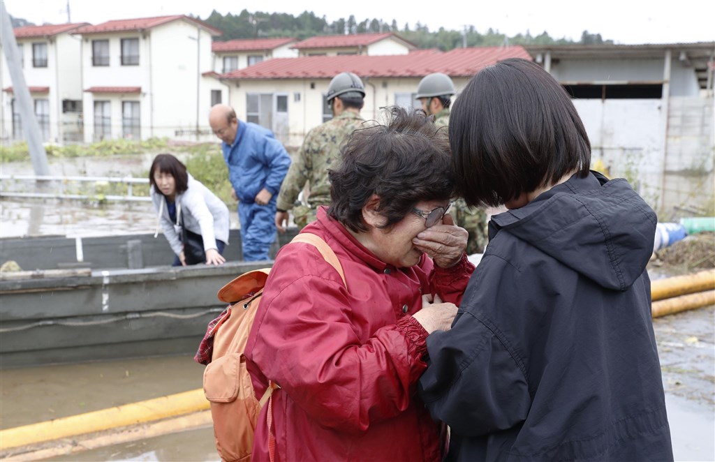 颱風哈吉貝侵襲日本,造成多處地區淹水。圖為宮城縣丸森町受災民眾14日上午獲救後難掩淚水。(共同社提供)