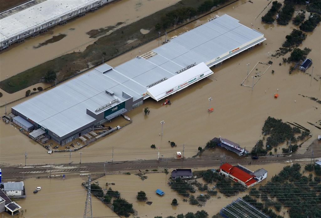 颱風哈吉貝侵襲日本,造成多處地區淹水。圖為長野縣長野市赤沼地區一處商店14日上午仍受淹水影響。(共同社提供)