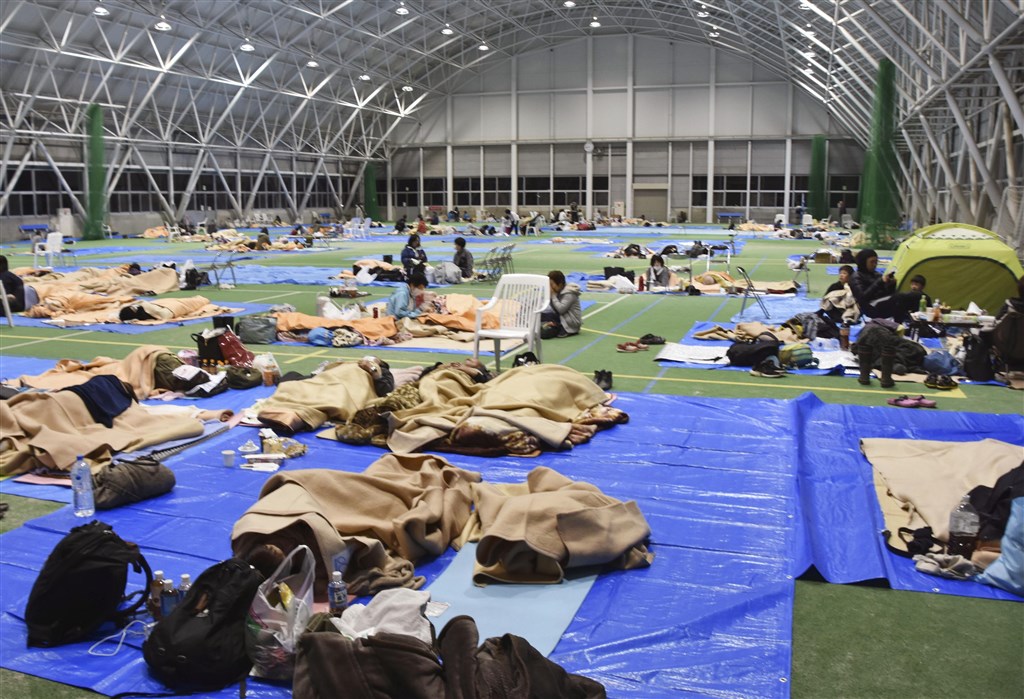 颱風哈吉貝12日到13日侵襲日本部分地區,長野市的避難所中有許多民眾在休息。(共同社提供)