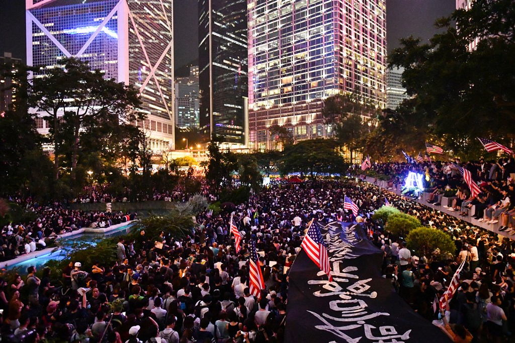 「香港人權民主法案集氣大會」開始後,不斷湧入的人潮擠爆了周邊的干諾道、德輔道與金鐘道,造成交通中斷。(法新社提供)