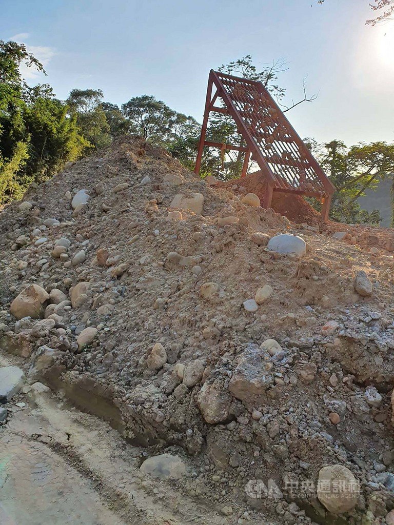 新竹縣新埔鎮清水里汶水坑產業道路附近一處山谷,遭人堆置廢棄土方。警方表示,陳姓主嫌向陳姓地主租地堆置廢棄土方,14日訊後將2人依違反水土保持法送辦。(翻攝畫面)中央社記者郭宣彣新竹傳真 108年10月14日