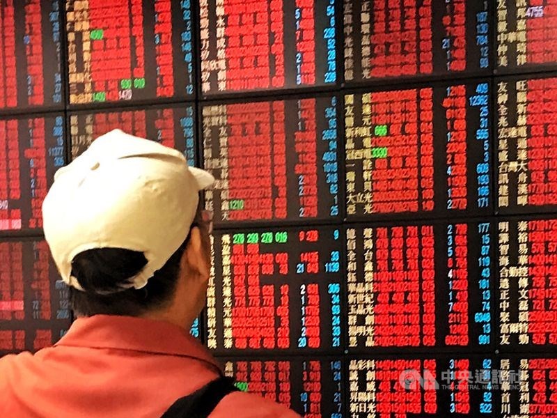 台股在連假後買盤推升下,14日大漲176.99點,新台幣兌美元也大幅升值2.3角,呈現股匯雙漲格局。(中央社檔案照片)