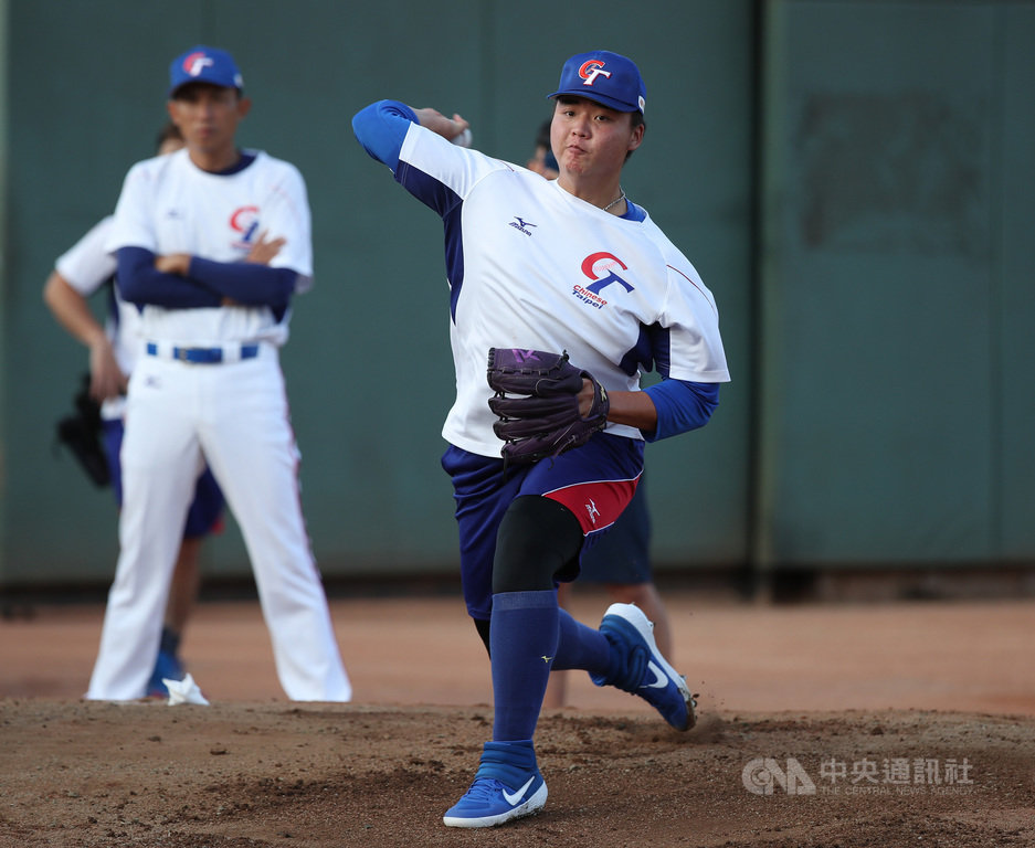 亞洲棒球錦標賽中華隊即將在15日對上日本隊,預計推出旅美投手鄧愷威(前右)先發主投,鄧愷威表示,並不會感到緊張。中央社記者張新偉攝 108年10月14日