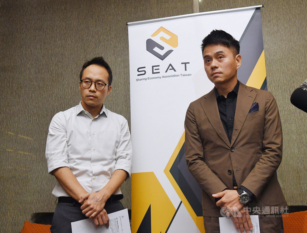 勞動部針對兩大美食服務平台勞檢初步結果,認定平台與外送員間屬「僱傭關係」。台灣協作暨共享經濟協會理事長彭仕邦(右)15日與監事馮昌國(左)出面發表相關回應。中央社記者王飛華攝 108年10月15日