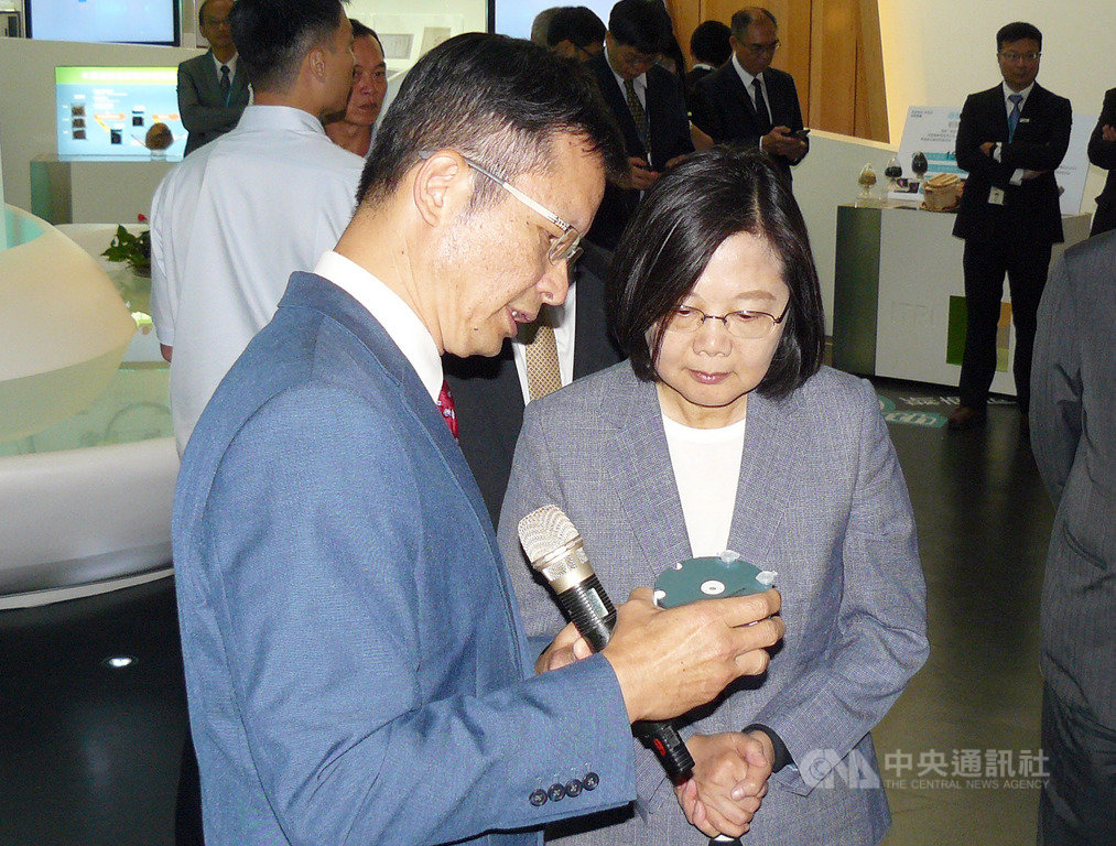 總統蔡英文(前右)15日出席工研院院士授證典禮,並參觀工研院研發成果。中央社記者張建中攝 108年10月15日