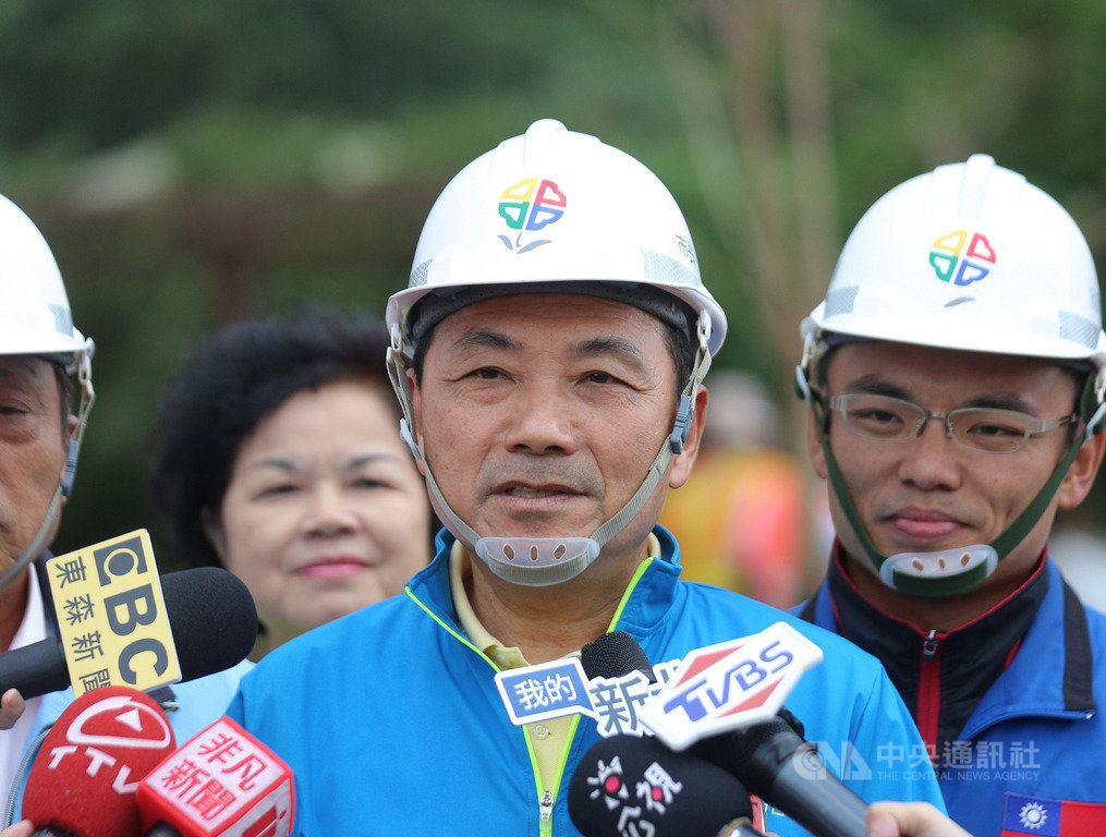 對於雙北合作申辦2030亞運一事,新北市長侯友宜(前)15日表示,中央也要扮演一定的角色,只有中央地方一起合作,亞運才辦得成。中央社記者王鴻國攝 108年10月15日