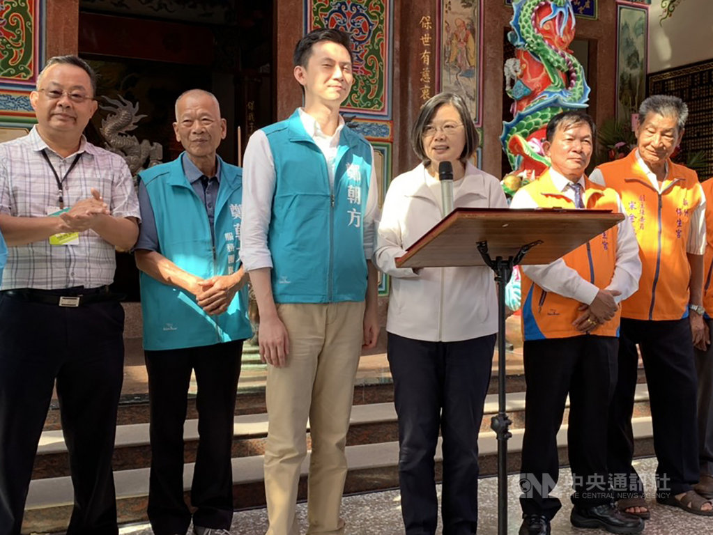 總統蔡英文(右3)15日到新竹縣寶山保生宮參拜時致詞表示,針對有人說長照基金會破產,她向民眾保證,因為長照基金來自於國家稅收與編列預算,「絕對不會破產」。中央社記者郭宣彣攝 108年10月15日