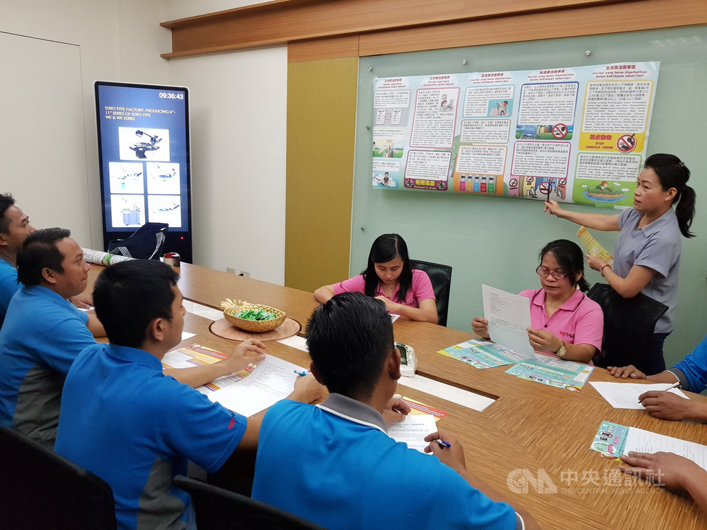 為避免外籍移工因文化差異與生活習俗不同誤觸法令,台中市勞工局透過「入廠宣導」活動,即時提供法令新知,協助移工入鄉隨俗。中央社記者郝雪卿攝 108年10月15日