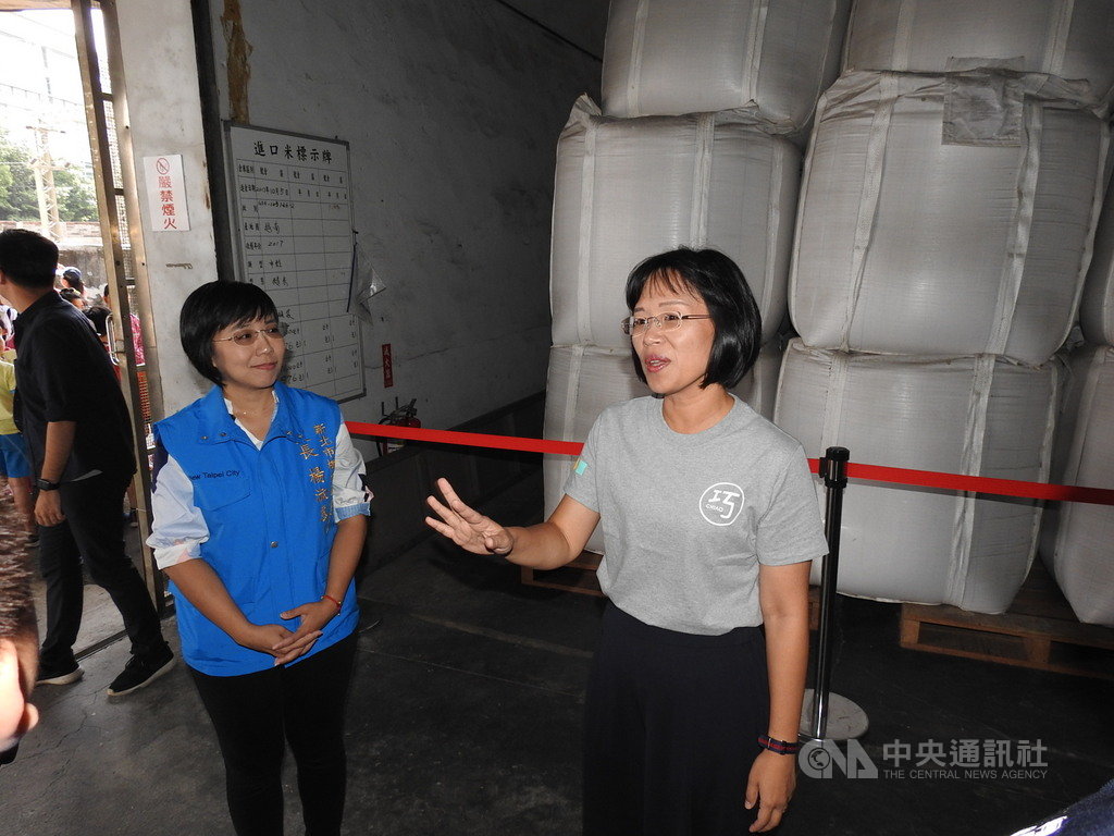 大台北地區最大戰備糧倉「樹林糧倉」在民進黨籍立委蘇巧慧(右)爭取下開放,蘇巧慧說,糧倉於民國57年就設立在樹林,但就連樹林居民也不知道,她爭取開放,讓大家也能認識它並喜歡它,增加在地的認同感。中央社記者王鴻國攝 108年10月15日