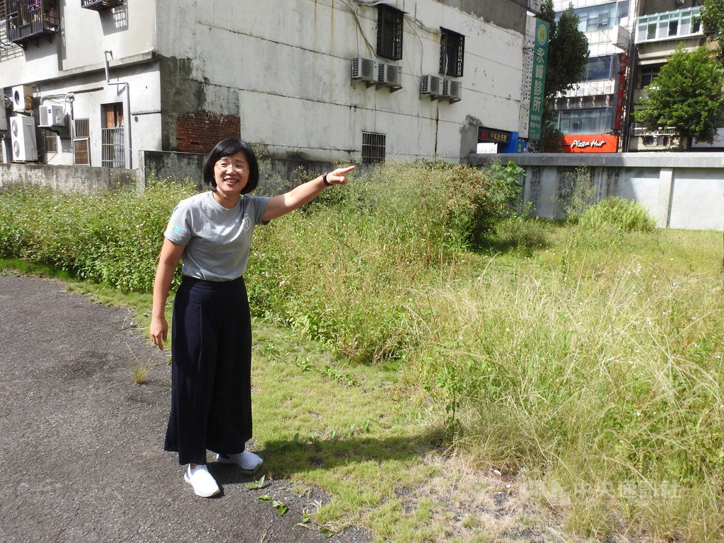 樹林糧倉是大台北地區最大戰備糧倉,在民進黨籍立委蘇巧慧(圖)爭取下,農糧署每個月15日「食物日」開放團體參觀;目前更進一步爭取糧倉前的綠地,以圍牆退縮方式對外開放,讓市區增加一塊綠地供大眾做休閒空間使用。中央社記者王鴻國攝 108年10月15日