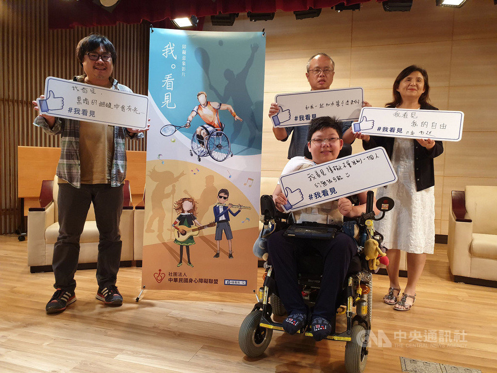 衛生福利部社會及家庭署與中華民國身心障礙聯盟合作推出3支身心障礙者微電影,希望大眾更了解「尊重差異、接納與平等不歧視」的精神。導演吳耀東(左)表示,這是充滿力量的生命故事。中央社記者陳偉婷攝 108年10月15日