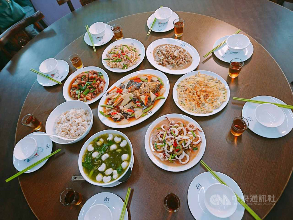 澎湖縣政府「2019戀戀海味.澎湖美食假期」系列活動將於12月7日推出「作伙來呷辦桌」,15日開放網路報名。(澎湖縣政府提供)中央社 108年10月15日