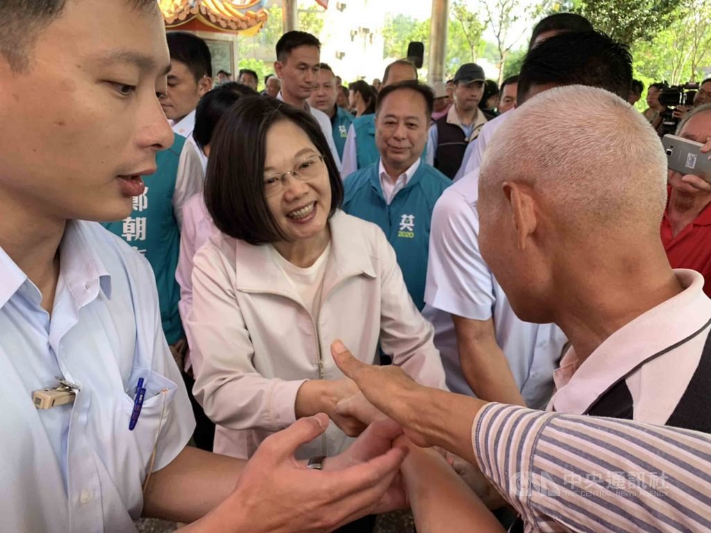 總統蔡英文(左2)15日到新竹縣寶山保生宮參拜,不僅用客家話與民眾打招呼,也逐一向民眾握手,展現親和力。中央社記者郭宣彣攝 108年10月15日
