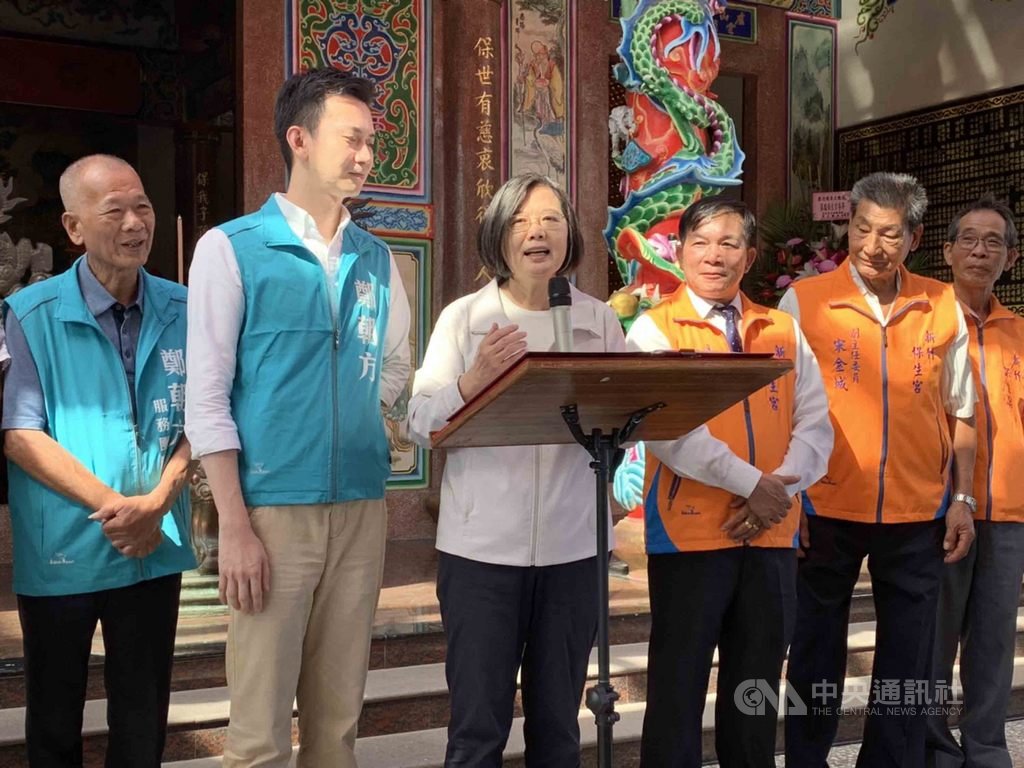 總統蔡英文(左3)15日到新竹縣寶山保生宮參拜,致詞時表示,新竹地區正值發展關鍵,竹北已打造生醫園區除發展生物科技等,現在也有台大醫院進駐,提升醫療品質,完善長照體系。中央社記者郭宣彣攝 108年10月15日