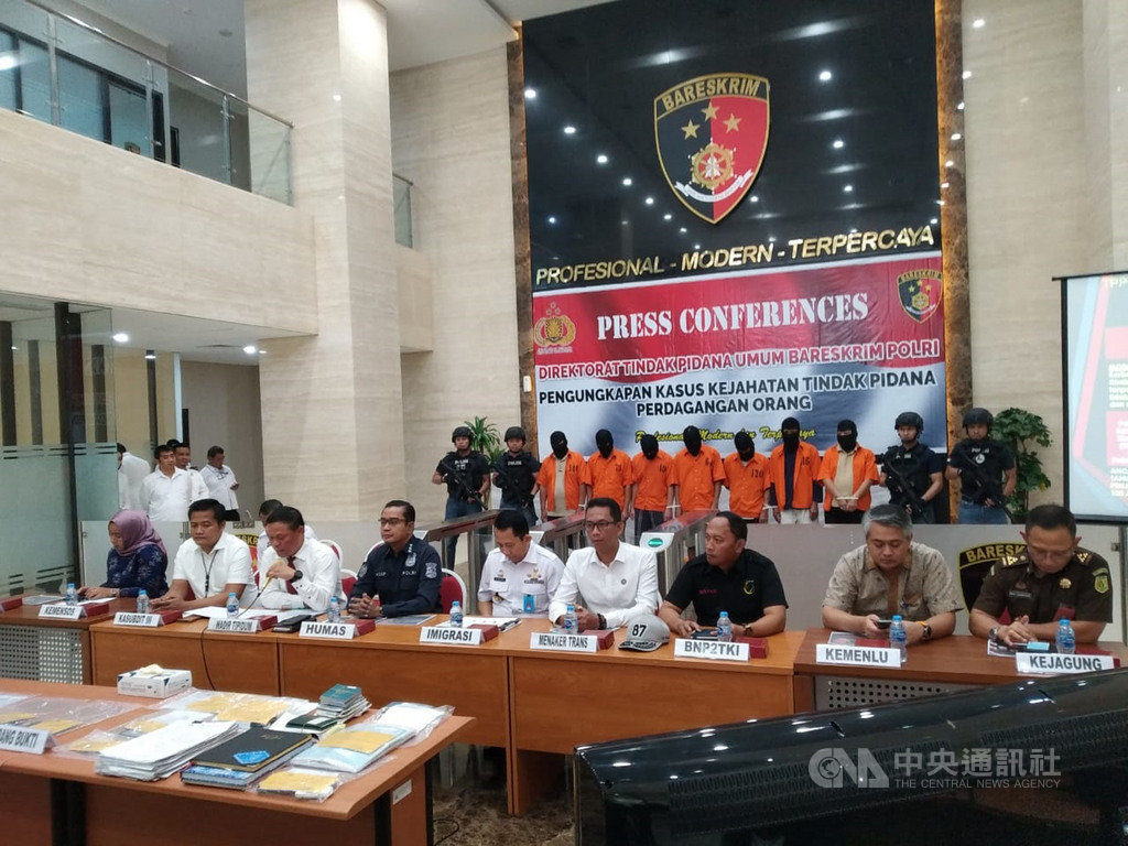 印尼警察總部刑事警察局9日召開記者會,宣布近期逮補2名印尼嫌犯,用獎學金名義騙取40名印尼年輕人到台灣工作。印尼警方15日告訴中央社,正在追查6名涉入的台灣人及台灣仲介。(印尼警察總部刑事警察局提供)中央社記者石秀娟雅加達傳真 108年10月15日