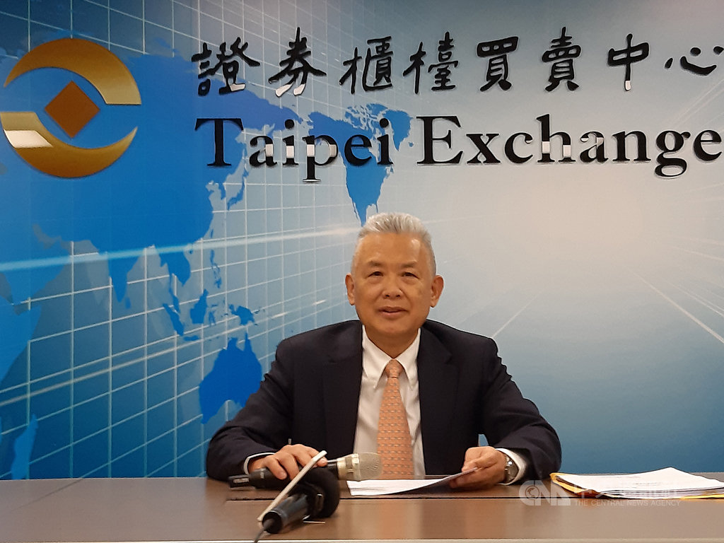全銓租賃董事長李家弘15日在櫃買中心重大訊息記者會宣布,將透過與宏育公司股權轉換,爭取轉型機會,成為宏育公司100%子公司後申請下櫃。中央社記者潘智義攝 108年10月15日