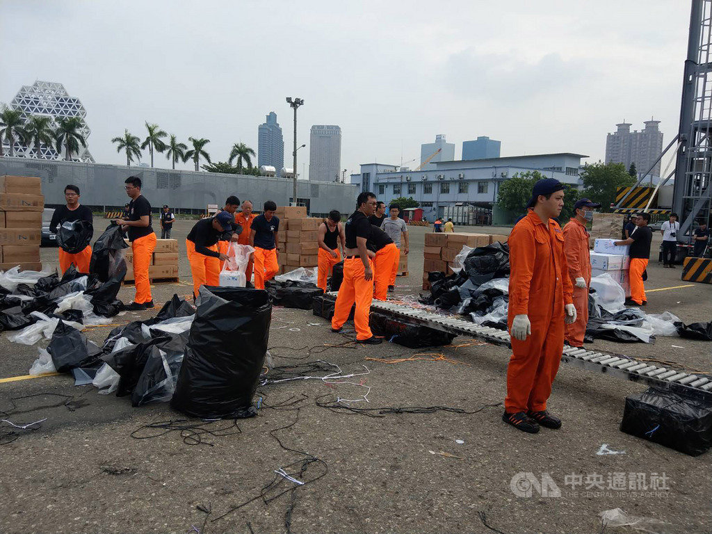 桃園地檢署攜手高雄地檢署,日前指揮警方及海巡署登檢3艘船隻,發現6467箱菸品,目前已由高雄市政府財政局依規定查扣,等待進一步偵辦調查。(桃園地方檢察署提供)中央社記者吳睿騏桃園傳真 108年10月15日