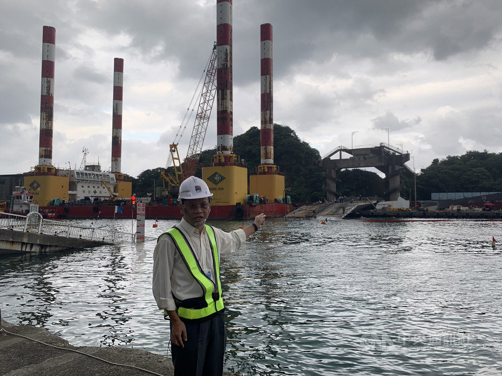 南方澳跨港大橋坍塌,台灣港務公司副總工程司沈光青表示,施工團隊正接續採用鑽石鏈鋸進行橋面版試切割,經分析後,第一塊橋面版切割構件長14.5公尺,重量達100噸以上,預估最快16日可開始吊掛,整座斷橋將分成8到9段逐一切割,每1至2天切除一塊橋面版,10月底前將整座橋面版清除完畢。(翻攝照片)中央社記者王朝鈺傳真 108年10月15日