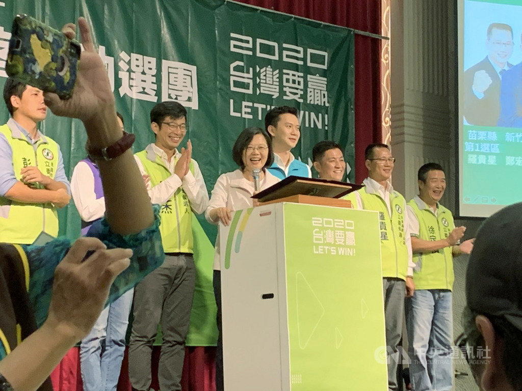 總統蔡英文(右5)15日到新竹縣出席全國中央客家助選團成立大會表示,公元2020年選戰是關鍵,「台灣人要選自由民主,還是要走上被統一的路?」這是重要且關鍵選擇時刻,不要做錯決定。中央社記者郭宣彣攝 108年10月15日