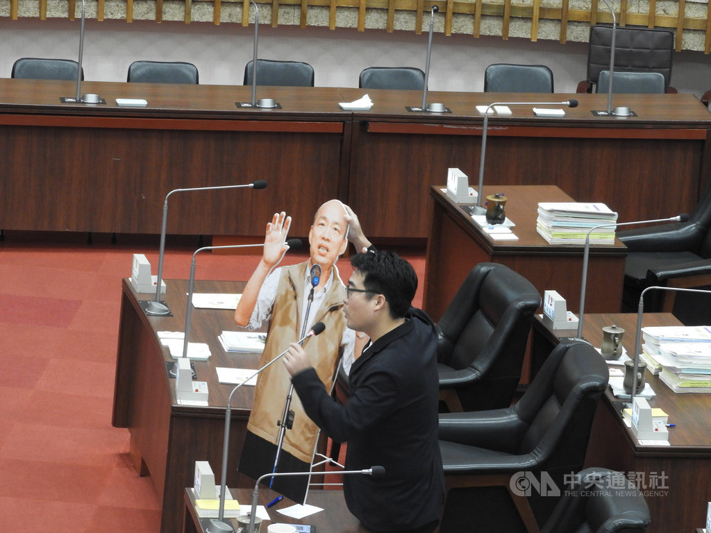 高雄市長韓國瑜16日起請假投入總統選舉,民進黨高雄市議員邱俊憲(圖)15日在市議會質詢時,拿出韓國瑜的人形立牌,批評韓國瑜失信於民。中央社記者王淑芬攝 108年10月15日