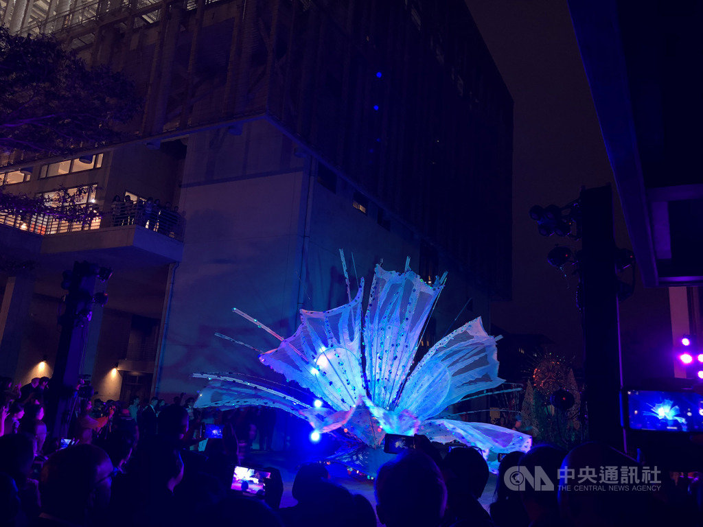 聖露西亞駐台大使館15日在台北舉辦獨立40週年慶祝音樂會,聖露西亞嘉年華舞團Tribe of Twel帶來遊行表演,講述聖露西亞建立家園的故事。中央社記者侯姿瑩攝 108年10月15日