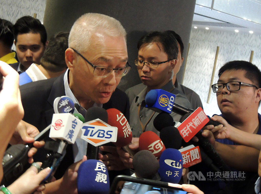 國民黨醫療委員會15日在台中舉辦黨籍總統參選人韓國瑜醫界後援會成立大會,黨主席吳敦義(前左)到場受訪時,對韓國瑜請假參選總統表示肯定,認為韓國瑜專心競選總統是很好選擇。中央社記者郝雪卿攝 108年10月15日
