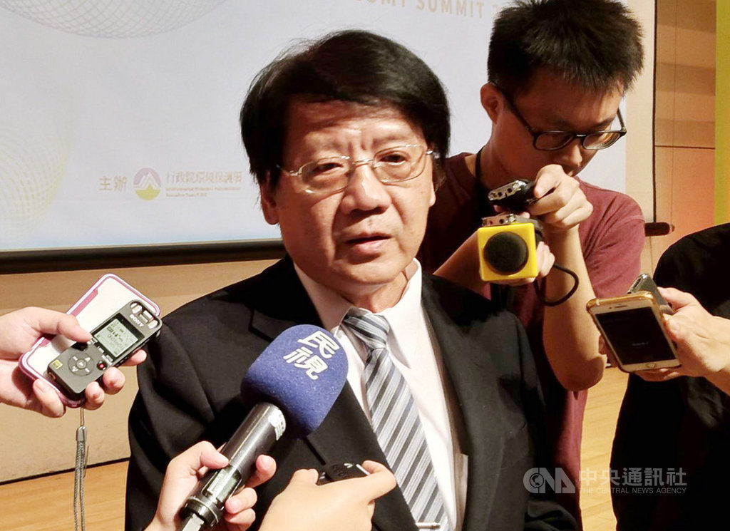 行政院環境保護署主辦「2019台灣循環經濟高峰會」,15日在台北文創大樓揭幕,環保署副署長蔡鴻德(前)表示,以夜市經濟為例,如民眾能重覆使用餐具,就能影響業者。中央社記者張雄風攝 108年10月15日