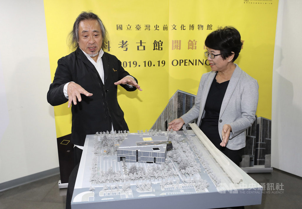 國立台灣史前文化博物館「南科考古館」將於19日開幕,館長王長華(右)與建築師姚仁喜(左)15日在台北記者會說明考古館的設計理念,歡迎民眾前往探索史前文化。中央社記者張皓安攝 108年10月15日