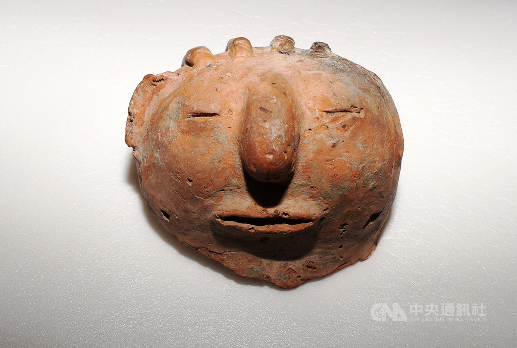 國立台灣史前文化博物館「南科考古館」將於19日開幕,15日在台北記者會帶來4件珍藏考古文物開箱。圖為「人面陶偶」,為蔦松文化道爺遺址出土,陶偶的人面樣貌清楚,五官完整,背面可見髮辮,可能代表當時人的相貌。中央社記者張皓安攝 108年10月15日