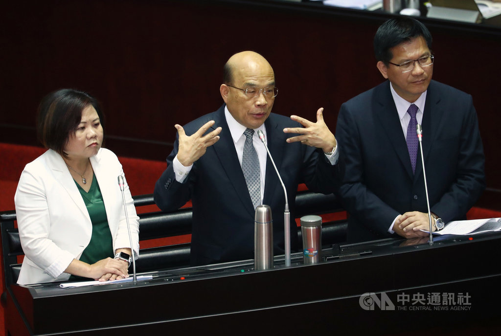 對於近日接連發生外送員車禍致死意外,行政院長蘇貞昌(中)15日表示,過去政府常憂讒畏譏,怕被批評侵犯地方職權、企業自主,但這次勞動部迅速啟動勞檢、確認外送員與公司關係,就知道是可以做的。右為交通部長林佳龍,左為勞動部長許銘春(左)。中央社記者王騰毅攝 108年10月15日