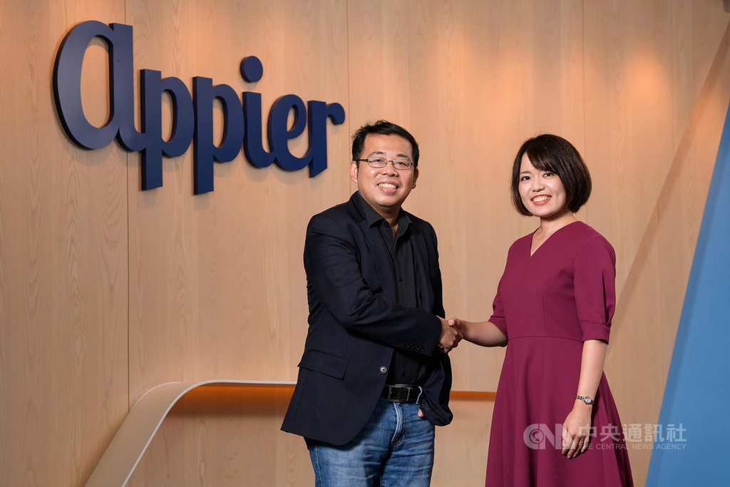 專精於人工智慧(AI)的台灣新創公司Appier收購日本AI新創公司Emotion Intelligence(Emin),並推出電商促購解決方案。左起為Appier執行長暨共同創辦人游直翰、Emin執行長太田麻未。(Appier提供)中央社記者吳家豪傳真 108年10月15日