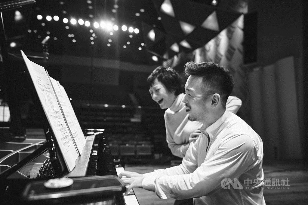 導演張艾嘉(後)與鋼琴家嚴俊傑(前)合作「曖魅」音樂會,以「得不到的愛情」與「鬼魅」兩條軸線為主。嚴俊傑表示,整場與其說是音樂會,更像是音樂劇場。(大師藝術提供)中央社記者趙靜瑜傳真 108年10月15日
