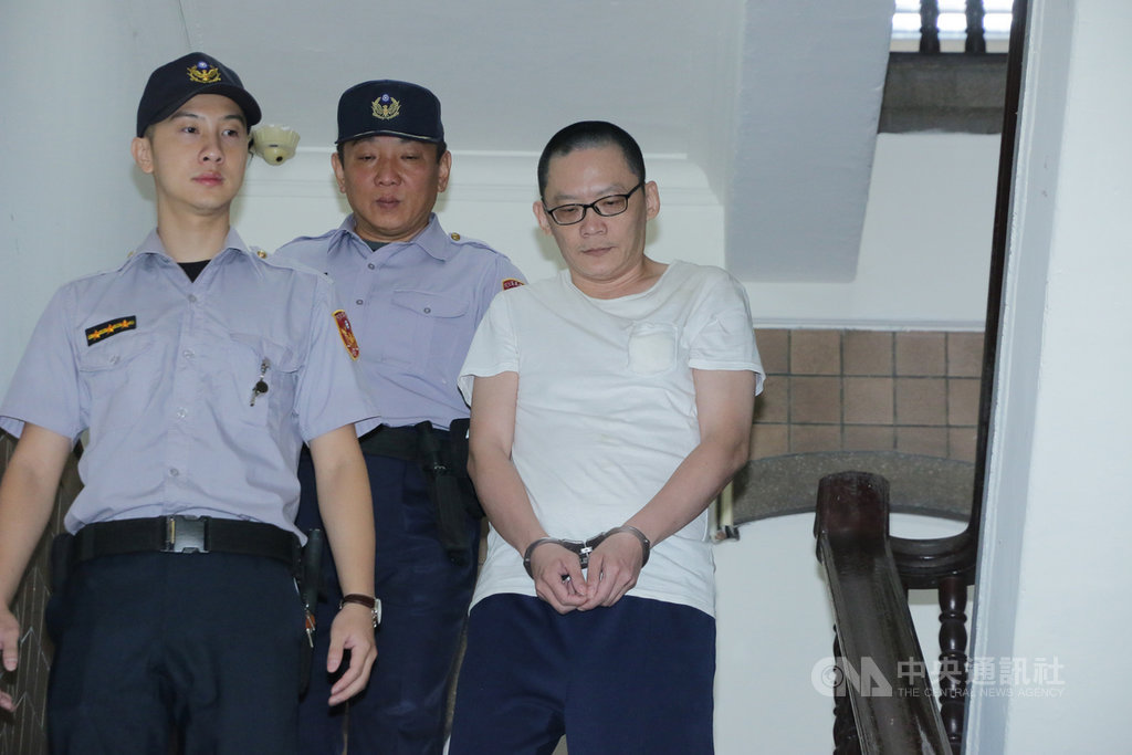 台灣高等法院更一審15日審理3歲女童小燈泡命案,王姓凶嫌的辯護人主張王男有當庭發笑等奇特行為,請求鑑定是否有就審能力。圖為王男還押,面無表情、未發一語。中央社記者蕭博文攝 108年10月15日