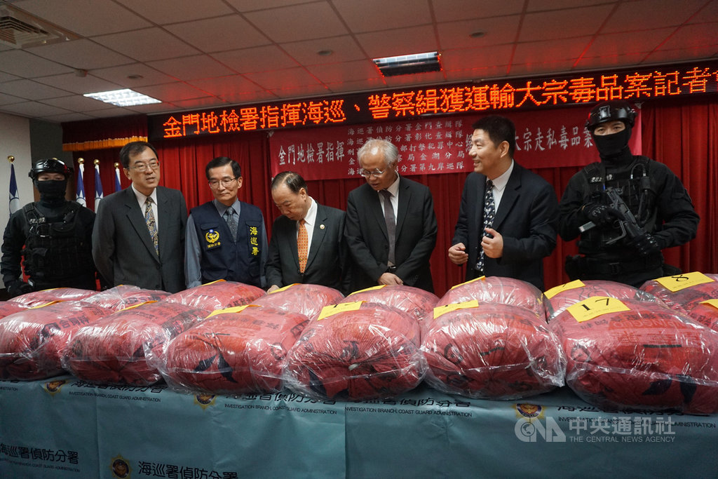 福建金門地方檢察署15日宣布破獲金門史上最大量運輸毒品案,所查扣的麻黃鹼近500公斤可製造甲基安非他命約400公斤,市價達新台幣5億元。中央社記者黃慧敏攝 108年10月15日