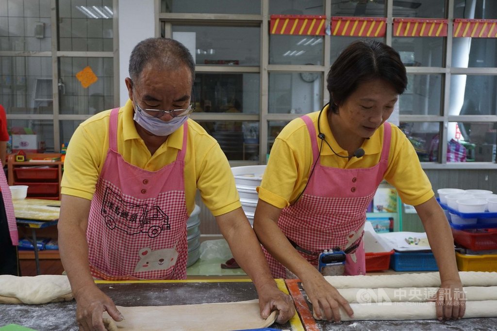環島台灣做饅頭分享愛的林波(左)、靳寶儀(右)夫婦,即將結束金門行程。他們說,感受到金門大小朋友的溫度和愛,「我們看似付出,其實收獲最多」。中央社記者黃慧敏攝 108年10月15日