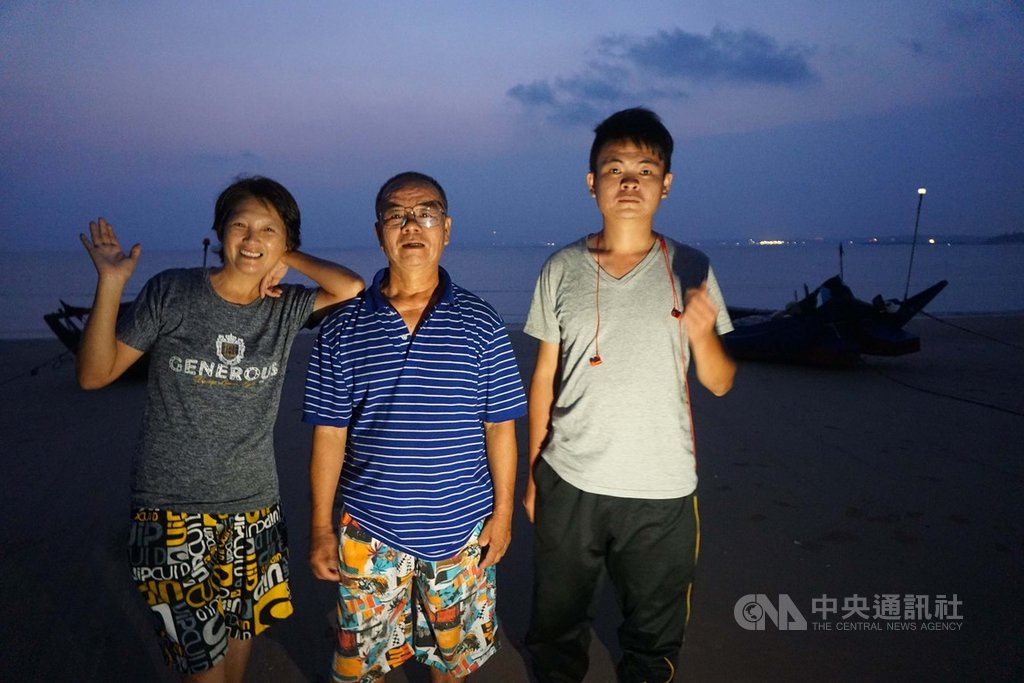 環島台灣做饅頭分享愛的林波(中)、靳寶儀(左)夫婦說,環台5年來,在金門是身心靈最享受的一次,每天做完饅頭後,一家人常到料羅海邊走走,放鬆心情。中央社記者黃慧敏攝 108年10月15日