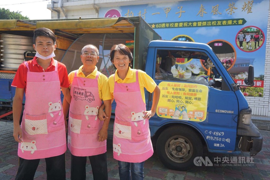 來自台南的林波(中)、靳寶儀(右)夫婦以一台老貨車環島台灣做饅頭送愛,樂在其中。尤其金門之行有兒子林展逸(左)同行,成為家人間的美好回憶。中央社記者黃慧敏攝 108年10月15日