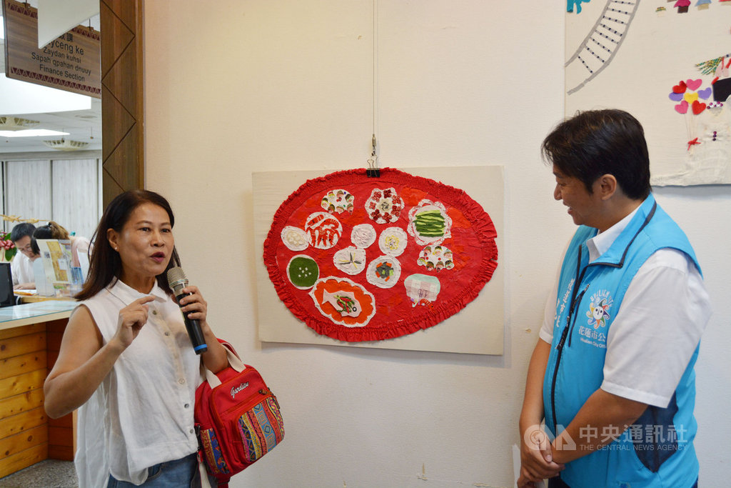「爺奶的回憶貼布畫」成果展15日在花蓮市公所市民藝廊舉行,共展出240幅作品,花蓮市長魏嘉賢(右)說,透過貼布畫,見證了他們的故事,邀民眾一起來看展。中央社記者張祈攝 108年10月15日