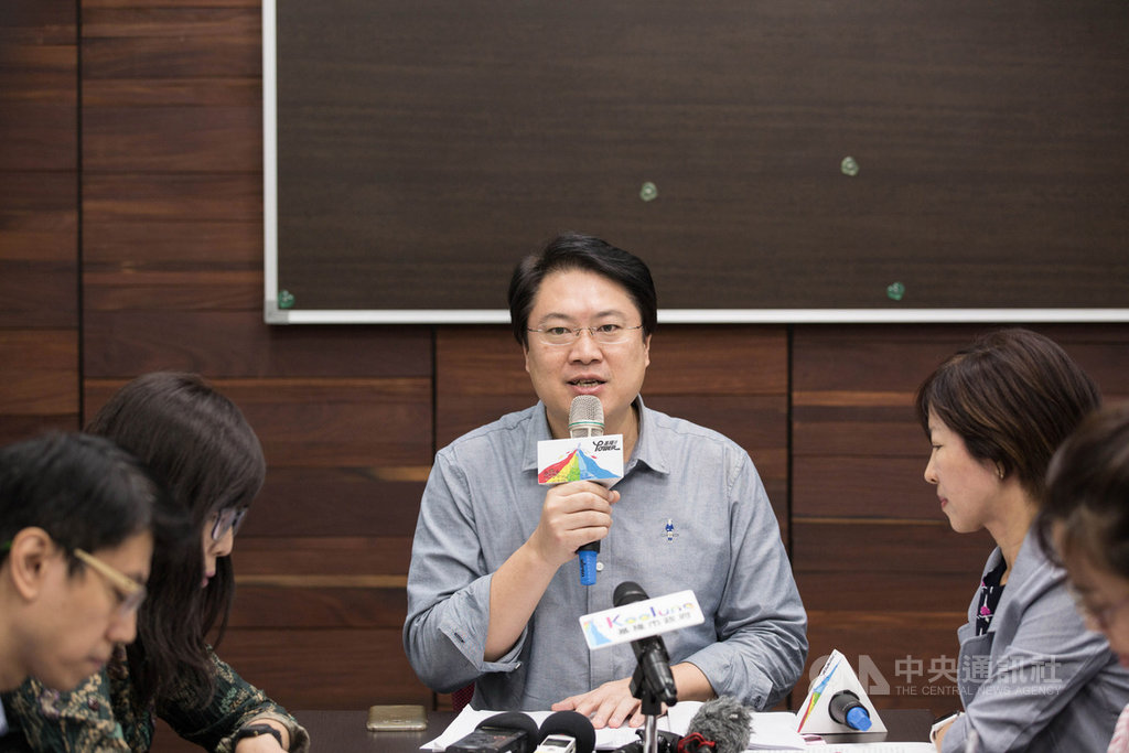 高雄市長韓國瑜16日起將請假投入2020總統大選,基隆市長林右昌(中)15日對此表示,市民自有公斷,但「基隆我就拚成這樣,沒有市長下去盯,家裡沒有大人放空城,該有的進度不會出來」。中央社記者王朝鈺攝 108年10月15日