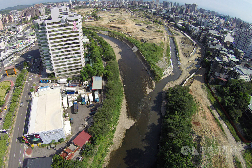 桃園市政府15日率先全國啟動河川區容積移轉,市長鄭文燦指出,以往河川區用地取得僅有協議價購與用地徵收,現在多了河川區容積移轉方式,人民增加取得該區都市計畫可建築土地的容積,政府則少負擔協議價購或徵收土地費用。(桃園市政府水務局提供)中央社記者吳睿騏桃園傳真 108年10月15日