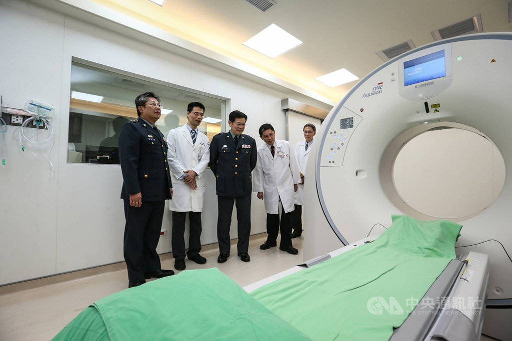 三軍總醫院15日舉辦640列電腦斷層剪綵啟用暨開幕記者會表示,引進新型電腦斷層儀器,未來掃描一顆心臟僅需0.275秒,不僅降低失敗率,也能減少患者輻射量暴露。(三總提供)中央社記者張茗喧攝 108年10月15日