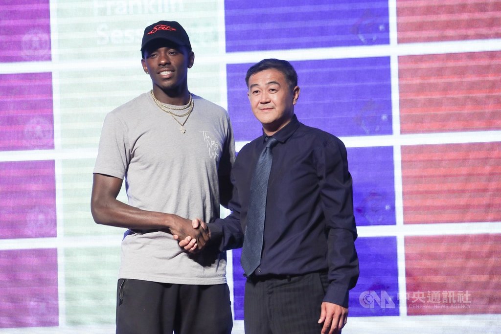 第17屆SBL超級籃球聯賽外籍球員選秀會15日下午在台北舉行,九太科技首輪選出曾拿下3屆德魯聯賽MVP的塞森(Franklin Session)(左)。右為九太總教練劉嘉發。中央社記者吳家昇攝 108年10月15日