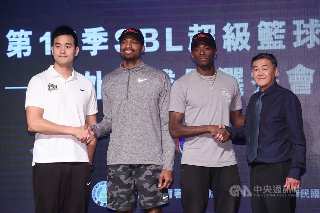 第17屆SBL超級籃球聯賽外籍球員選秀會15日下午在台北舉行,這次來台參加選秀的17名洋將中僅2人中選,分別為九太選中塞森(Franklin Session)(右2)與台啤選中巴克萊(Kentrell Barkley)(左2),兩人與九太總教練劉嘉發(右)、台啤教練王建惟(左)合影。中央社記者吳家昇攝 108年10月15日