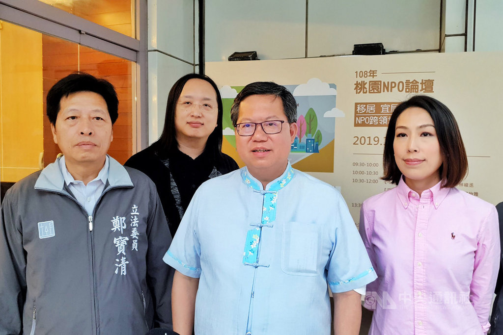 桃園市長鄭文燦(右2)15日表示,按照民進黨黨內制度,副手是由總統提名人來決定,應該會在登記前有結論。中央社記者吳睿騏桃園攝 108年10月15日