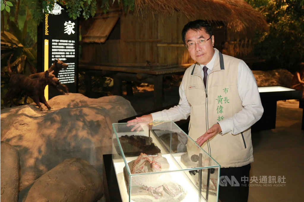 台南市長黃偉哲15日訪視將在19日正式營運的國立台灣史前博物館南科考古館,呼籲參觀民眾保持公德心,愛惜展示品,做個有美德的參觀者。(台南市政府提供)中央社記者楊思瑞台南傳真 108年10月15日