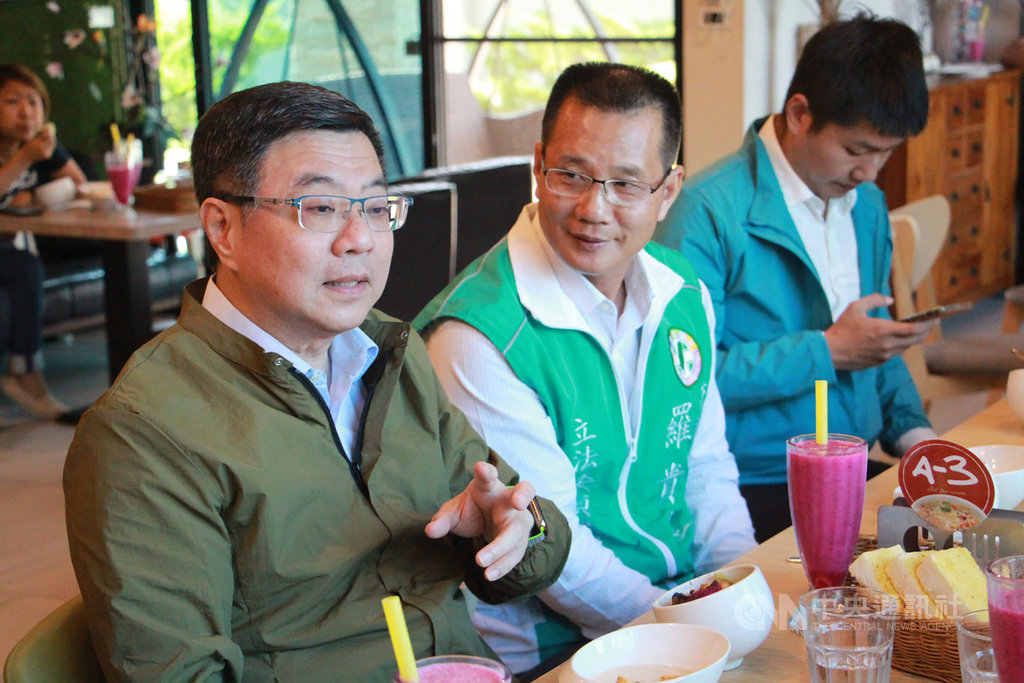 民進黨主席卓榮泰(左)15日赴苗栗輔選時,對於國民黨總統參選人、高雄市長韓國瑜16日起將請假拚大選一事表示,「才剛放完雙十連假又要放長假,國人會很羨慕」。中央社記者管瑞平攝 108年10月15日