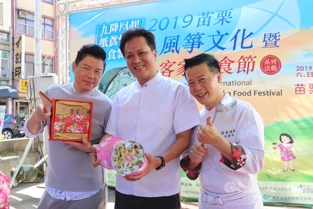 「2019苗栗風箏文化暨客家美食節」26、27日將在苗栗市河濱公園登場,苗栗市長邱鎮軍(中)15日化身型男主廚,與美食節目主持人曾國城(左)、主廚邱寶郎(右)一起示範客家料理,推廣客家美食文化。中央社記者管瑞平攝 108年10月15日